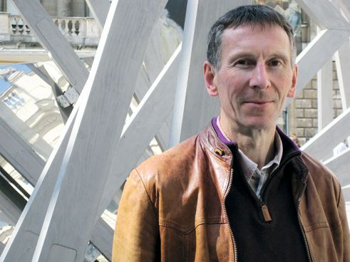 Portrait des Designers John Harding, der den Hokki entworfen hat