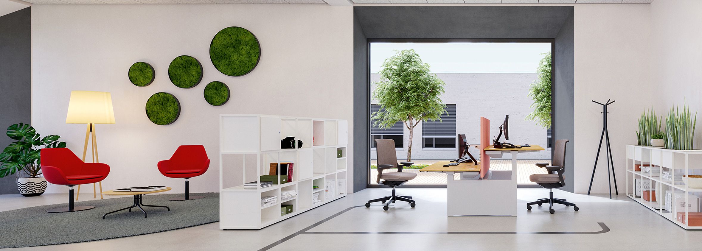 Le fauteuil rembourré Fan avec table d'appoint est séparé par une étagère basse de la table de bureau JustBe de VS.