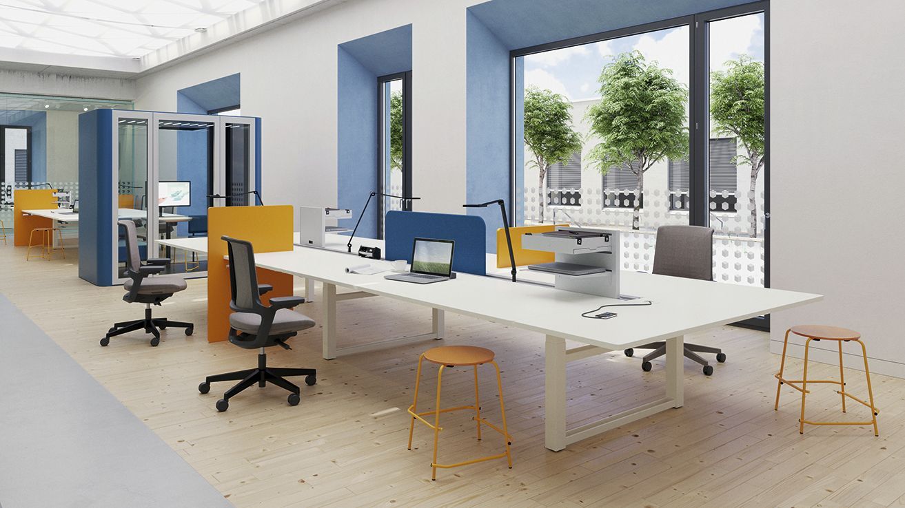 Grande table de bureau avec voiles et rail multifonctionnel devant une cabine de réunion insonorisée Jetson de VS