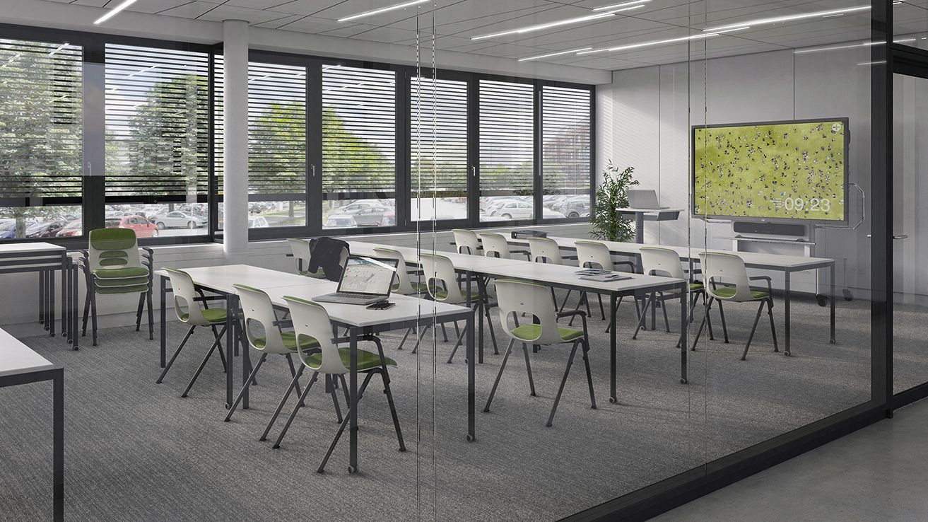 Chaises NF-Compass à des tables de travail empilables dans une salle de séminaire équipée d'un tableau blanc interactif