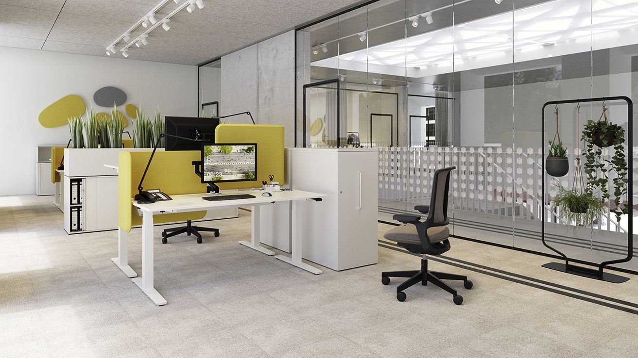 bureau moderne avec tables de la série 910 réglables en hauteur électriquement, voiles de table, chaises de bureau rembourrées et espace de rangement