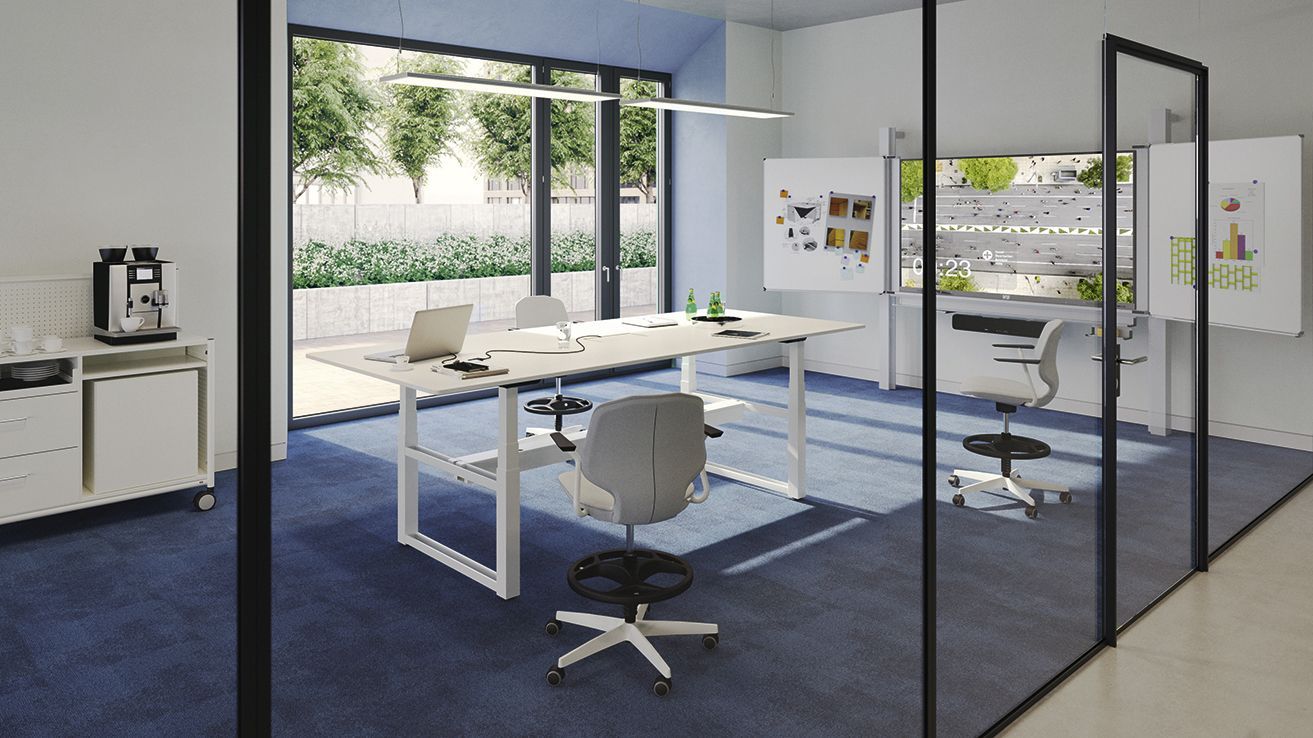 Project workspace in NewWork style with VS standing desk, height-adjustable swivel chairs and an interactive whiteboard