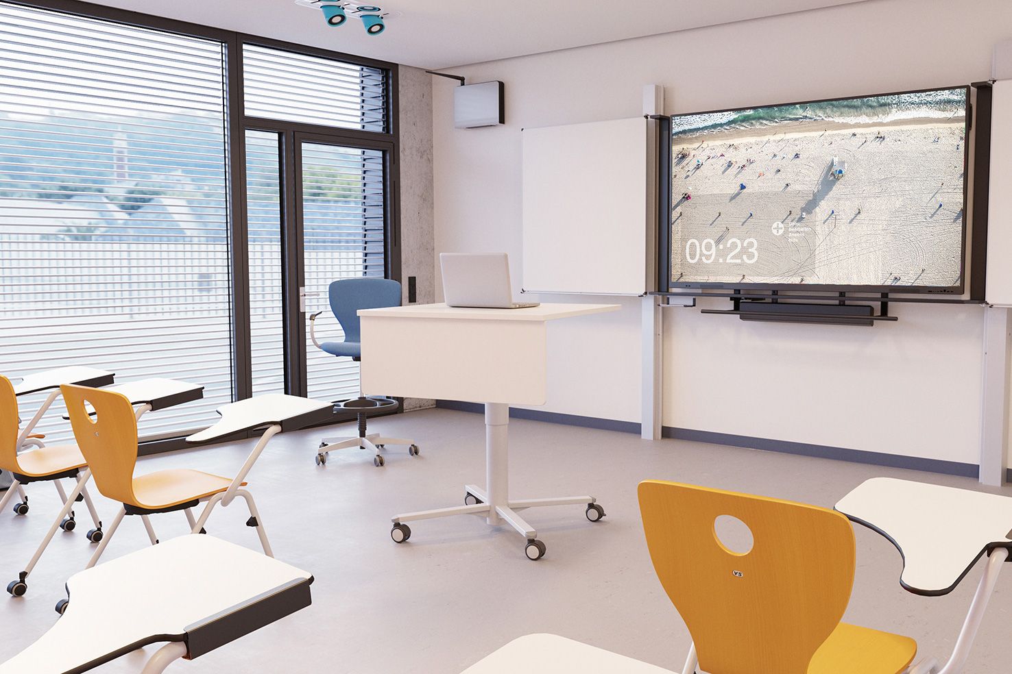 Une salle de classe lumineuse équipée du système de support VS MediaPilon GG à contrepoids, de tables VS Shift Base et de chaises VS Compass en bois et jaune – pour un enseignement flexible et inclusif.