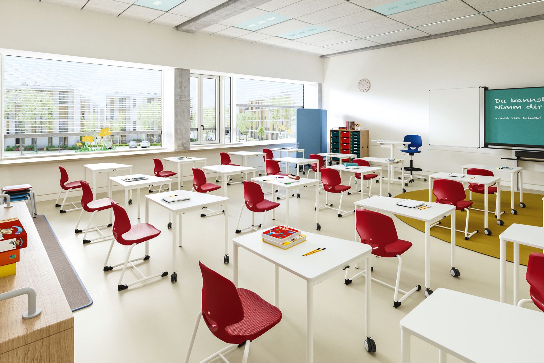 Salle de classe adaptée au travail individuel et en groupe, équipée de tables Tano sur roulettes, de chaises rouges pour les élèves et d'un tableau interactif de VS