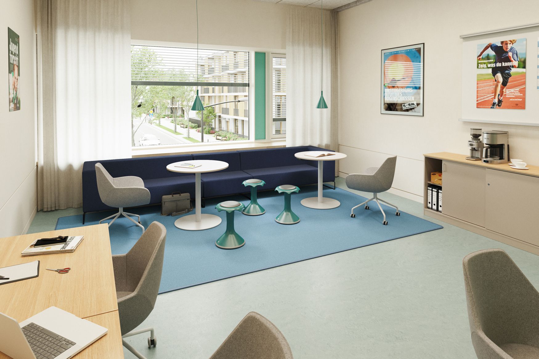 Lehrkräfte-Lounge mit blauem Sofa, Drehstühlen, Hokki-Hockern, Stehtischen und individuellem Arbeitsplatz von VS