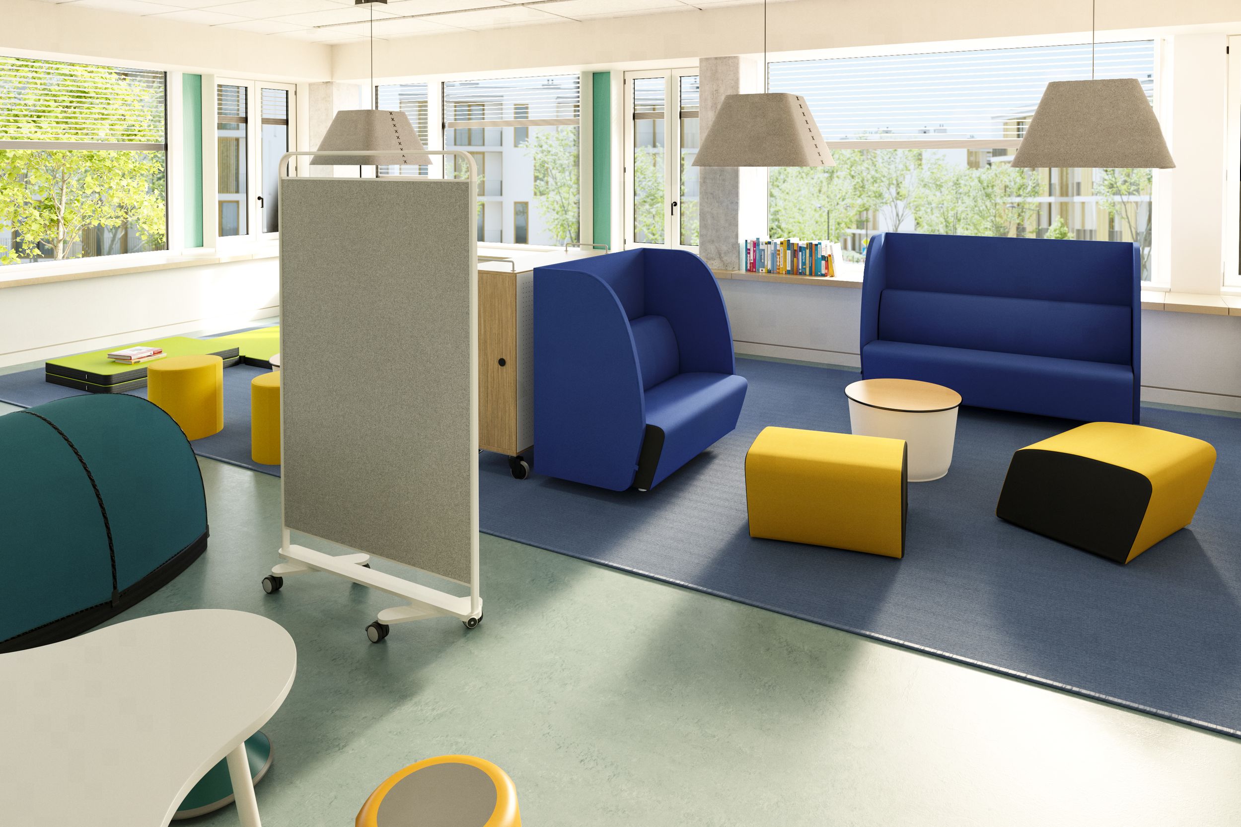 Schulischer Rückzugsbereich mit eingehausten blauen Sofas, gelben Hockern und mobiler Akustik-Stellwand von VS