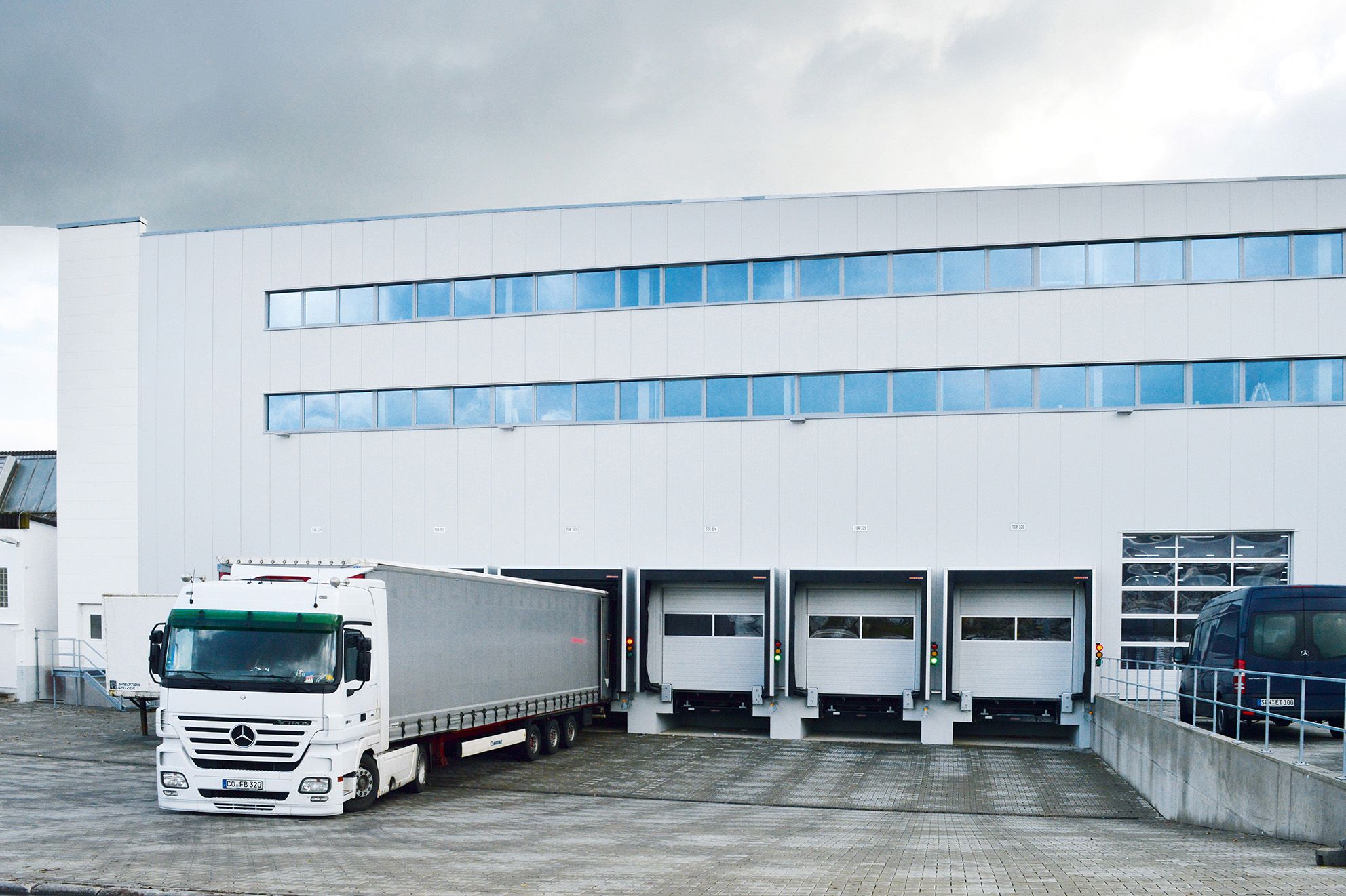 A lorry is standing at the loading ramp of VS plant 3