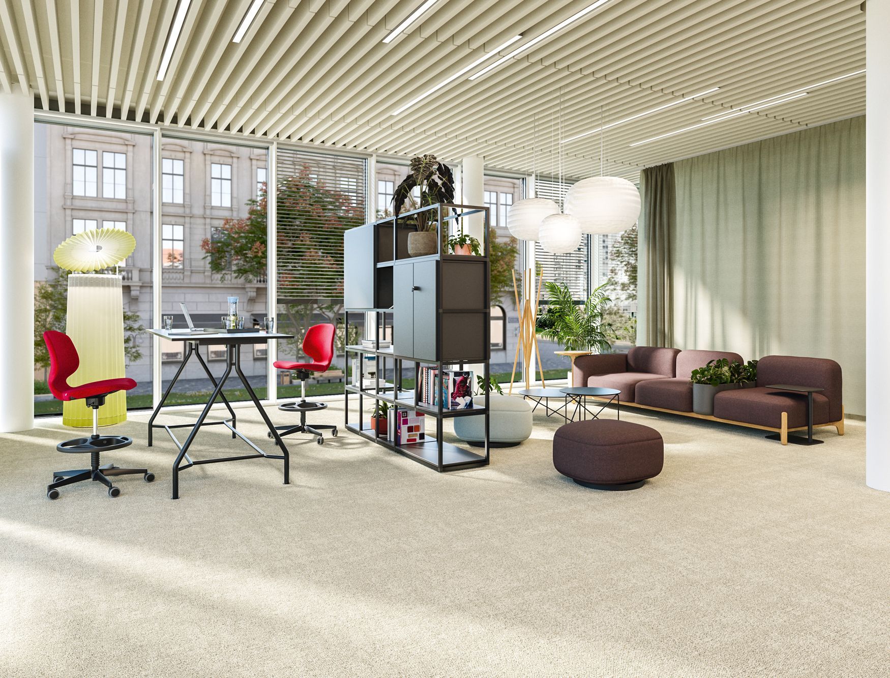 Offene Büroprojektfläche mit Stehtisch, roten Drehstühlen, offenem Regal als Raumteiler und Loungebereich mit braunem Sofa und Pouf vor großer Fensterfront.