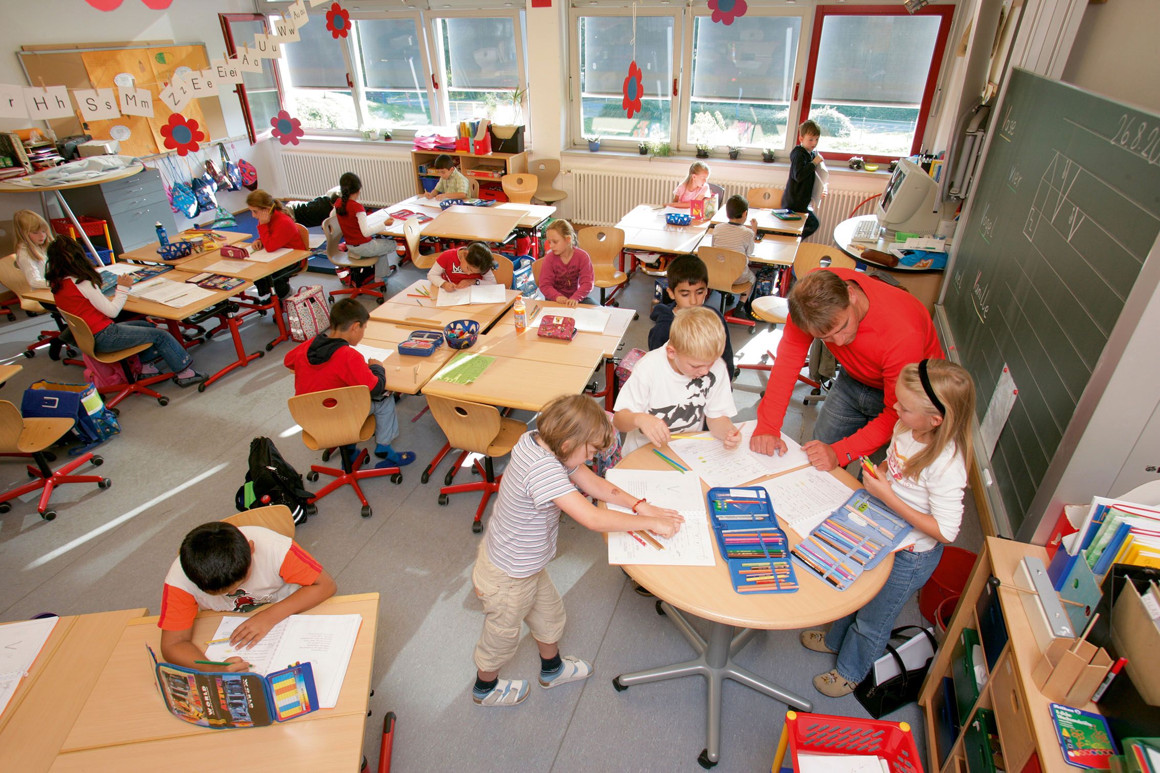 Klassenzimmer der Fridtjof-Nansen-Schule mit modernen Schulmöbeln von VS Möbel, darunter Kufentische und PantoMove-VF Drehstühle.