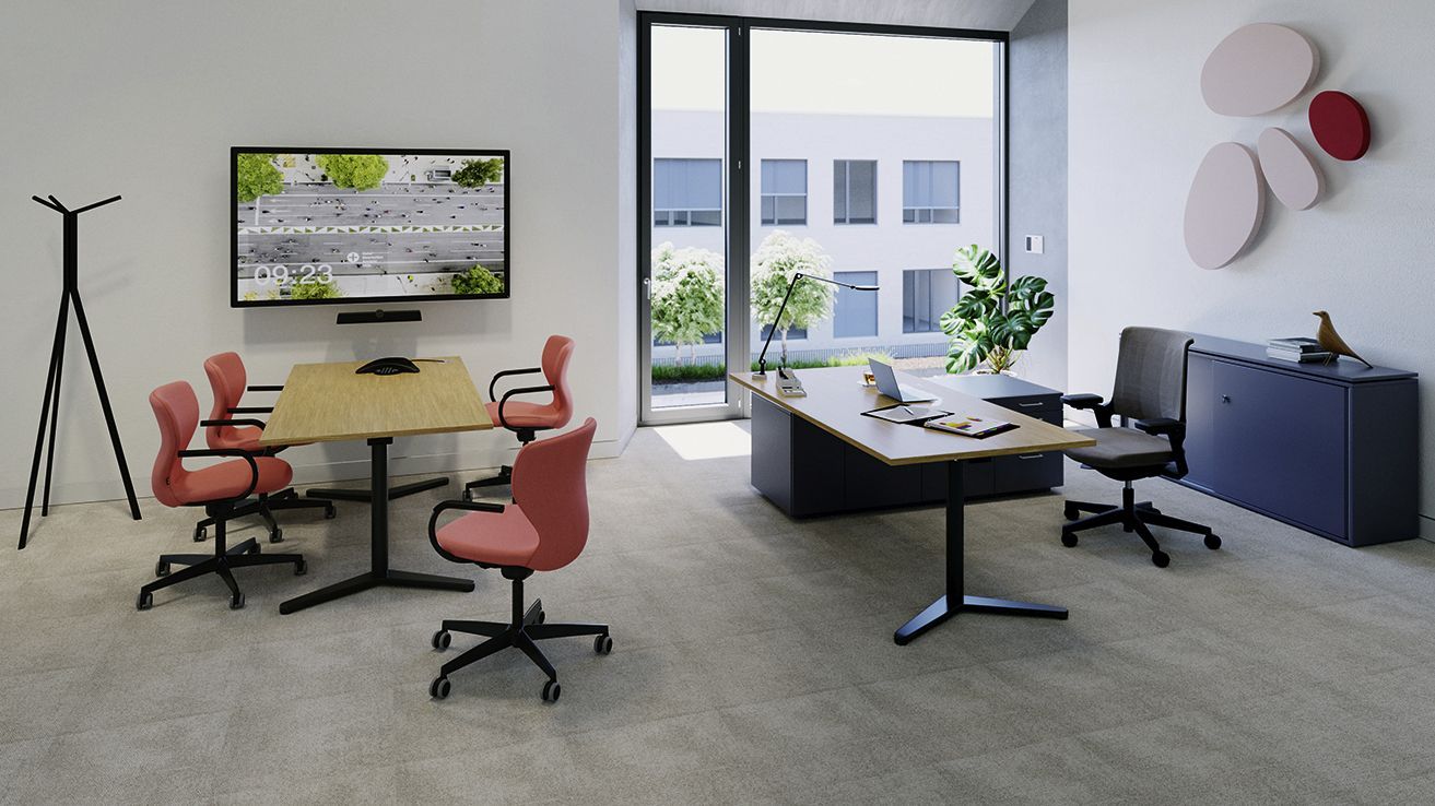Bureau individuel meublé par VS avec table de bureau avec sideboard à côté d'une table de réunion avec chaises de bureau rembourrées et écran