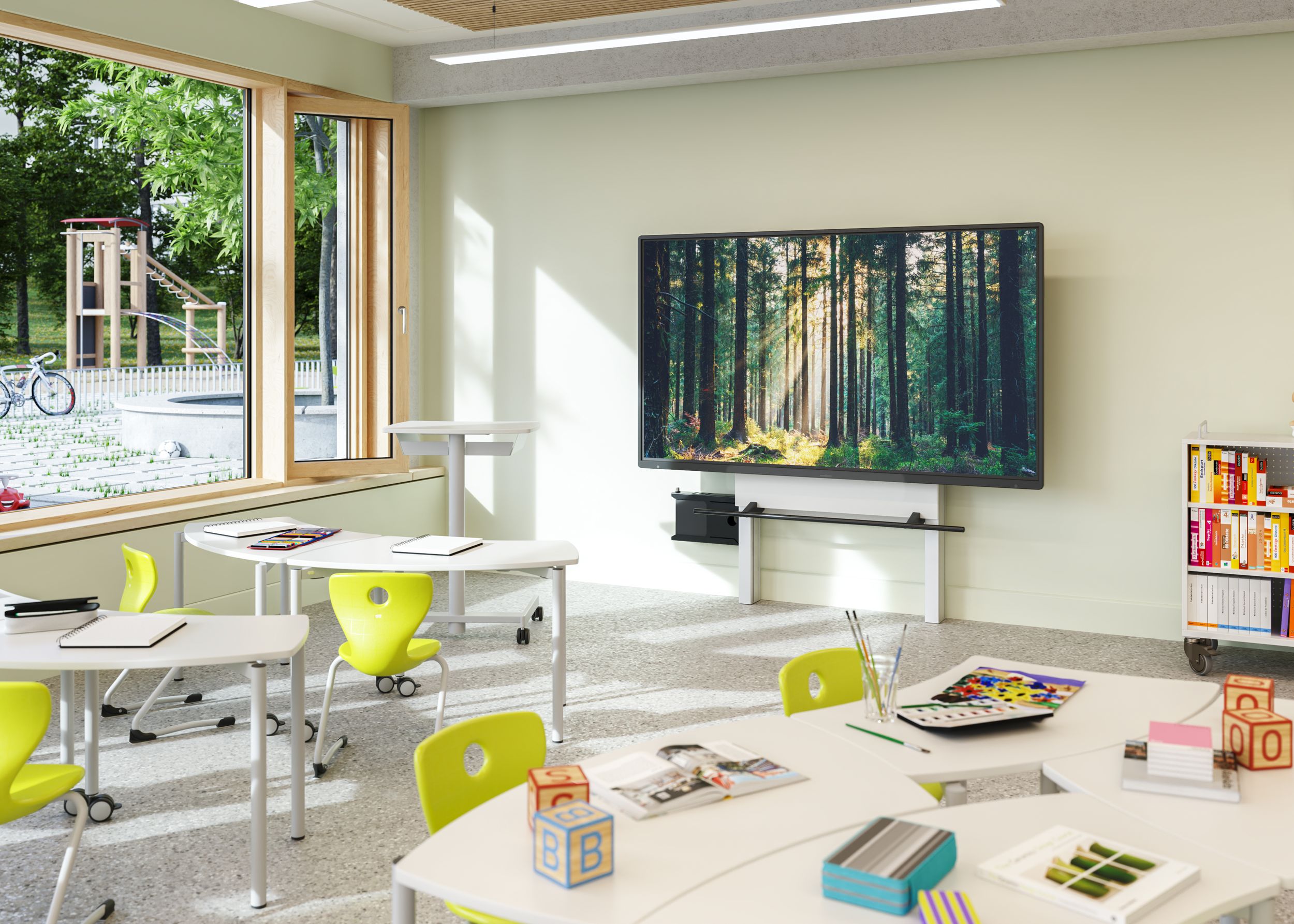 Touch-Display mit Waldmotiv in einer Grundschulklasse, ausgestattet mit weißen Tischen und apfelgrünen Stühlen. Fensterblick auf Schulhof mit Klettergerüst. 