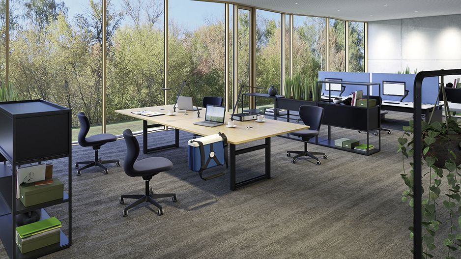 chaises de bureau rembourrées PantoMove-Soft à côté de tables de bureau avec sortie de câbles
