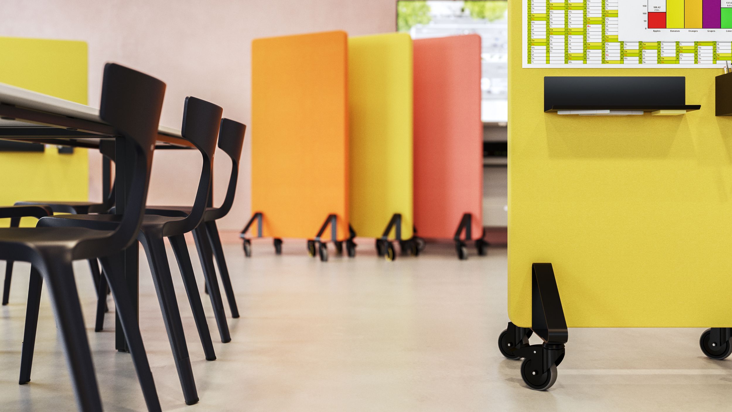 Agilitywall en orange, jaune et corail, avec des chaises noires 