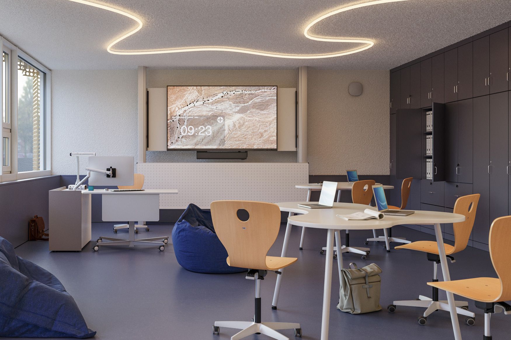 Salle de classe moderne équipée du système de support VS MediaPilon GG 1.1 avec contrepoids et surface de tableau – chaises pivotantes VS Jumper Ply et tables VS Puzzle Table pour un travail flexible et interactif.