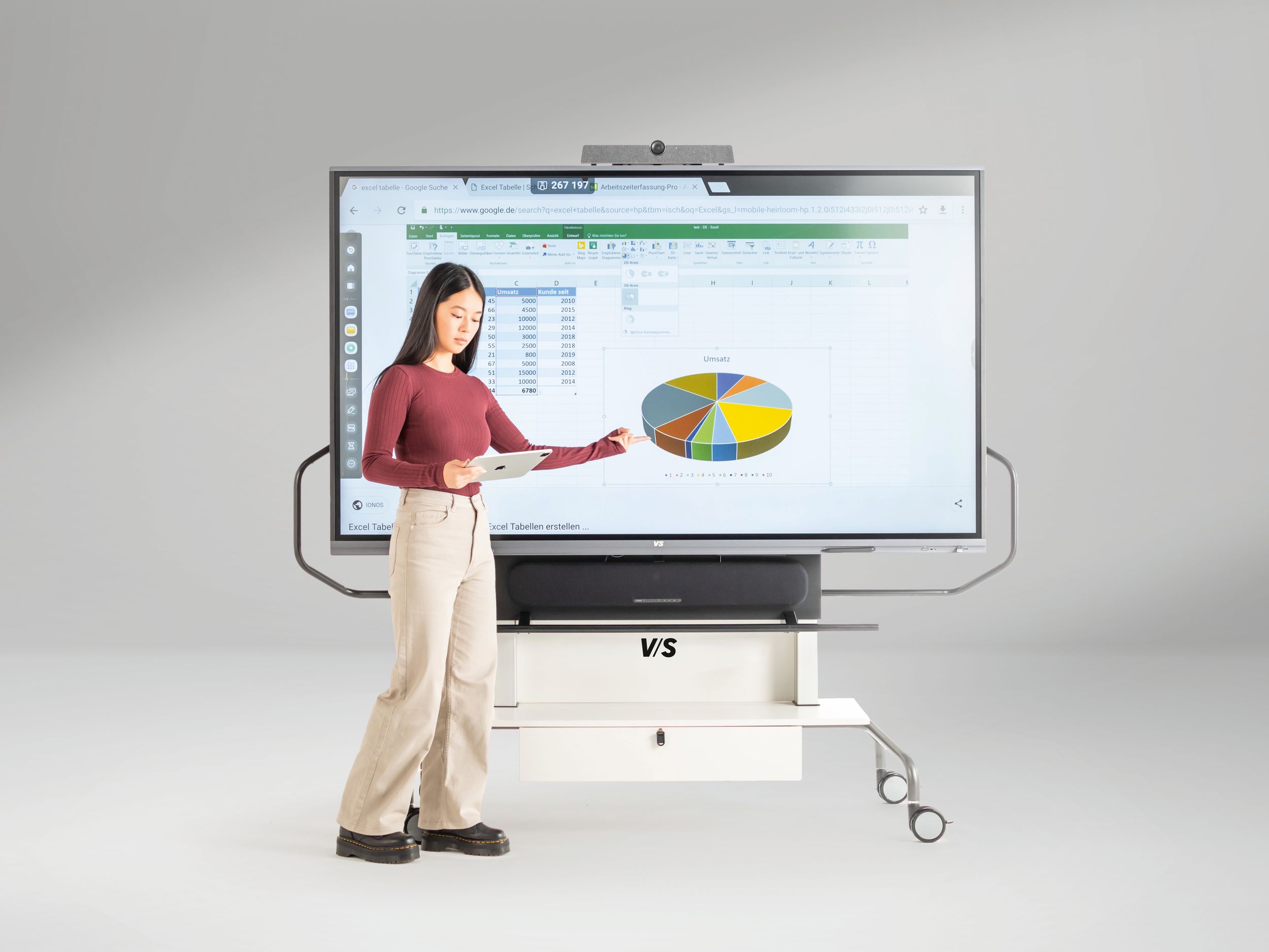 Student gives a presentation in front of the mobile, height-adjustable Smartboard MediaBasic