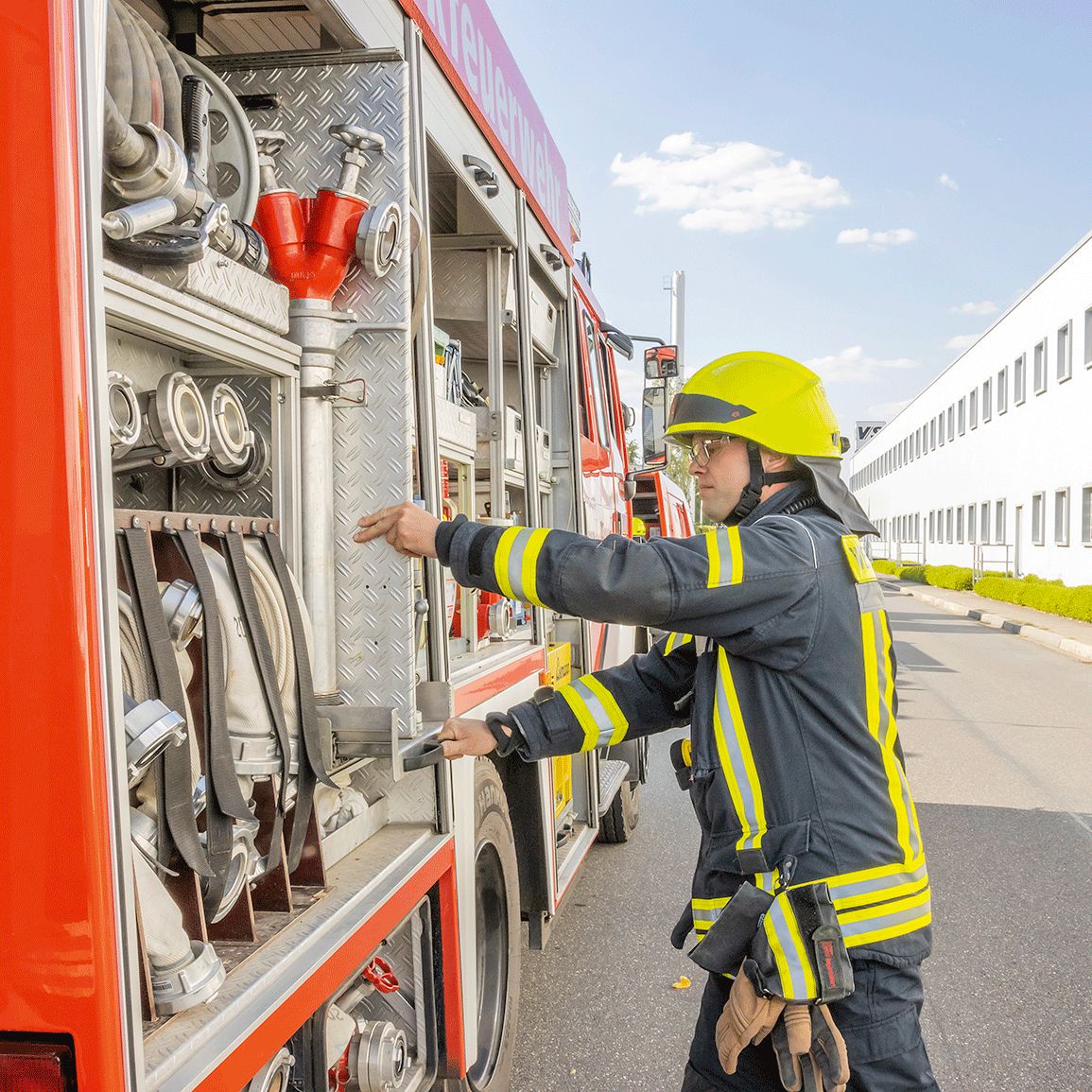 Ein Feuerwehrmann an einem Löschfahrzeug der VS Werksfeuerwehr