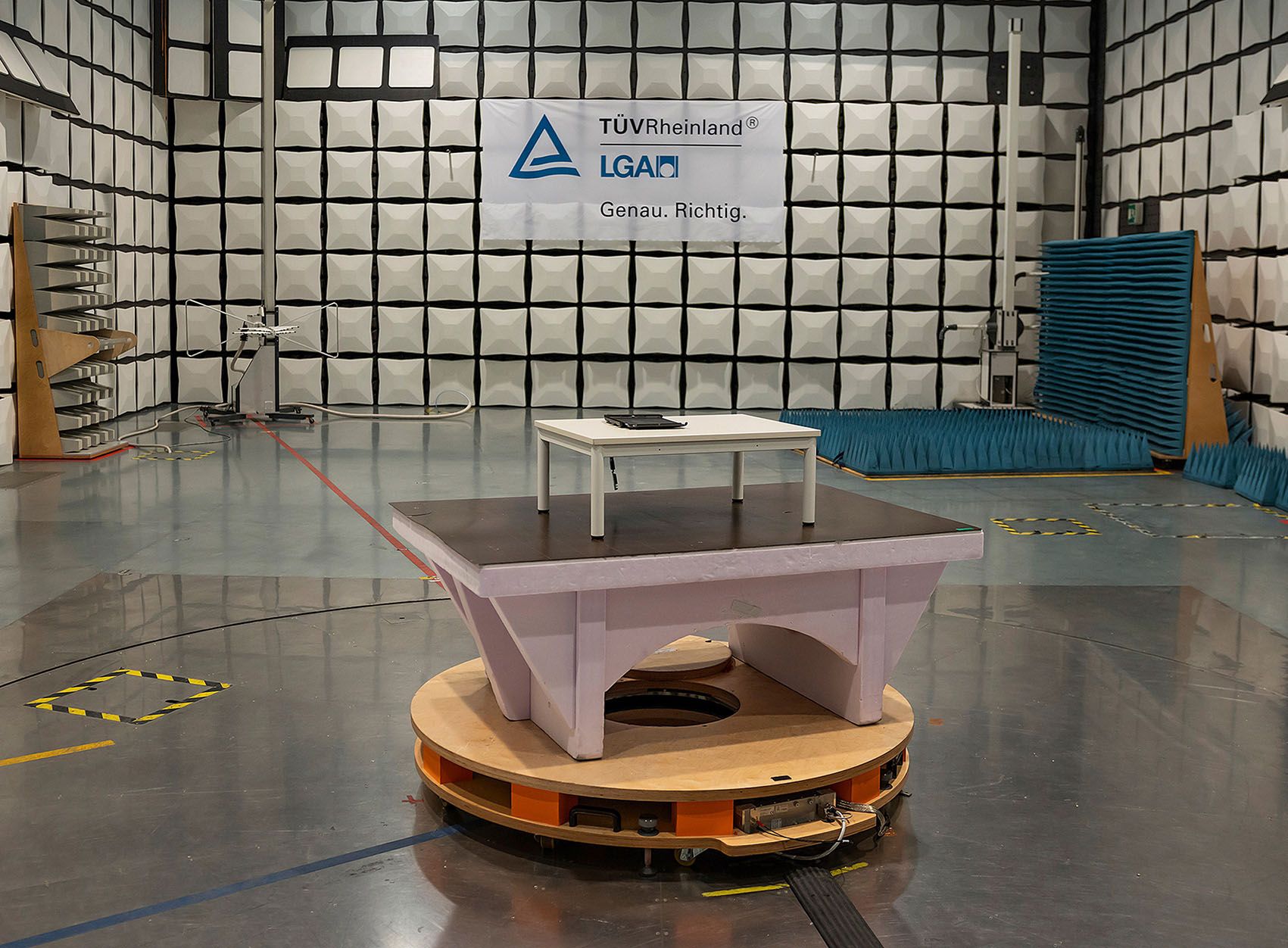 A VS table on a TÜV Rheinland testing platform