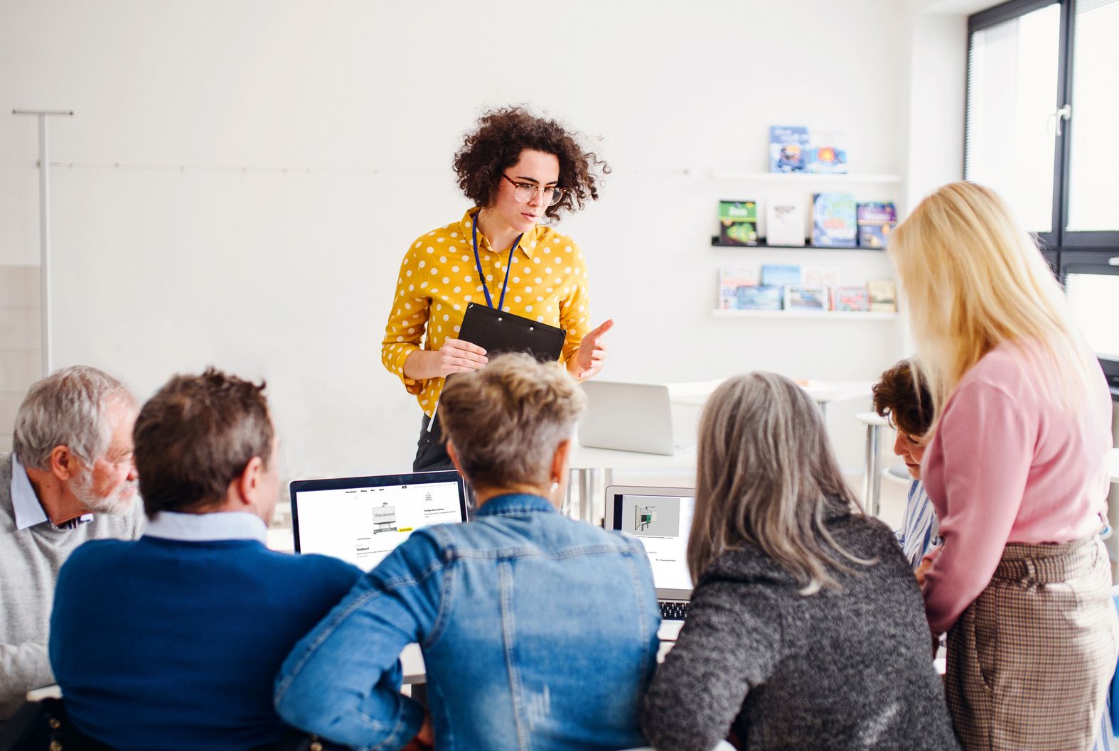 A trainer leads a VS training session for a group of teachers—focused on practical applications for the optimal use of digital media in everyday teaching