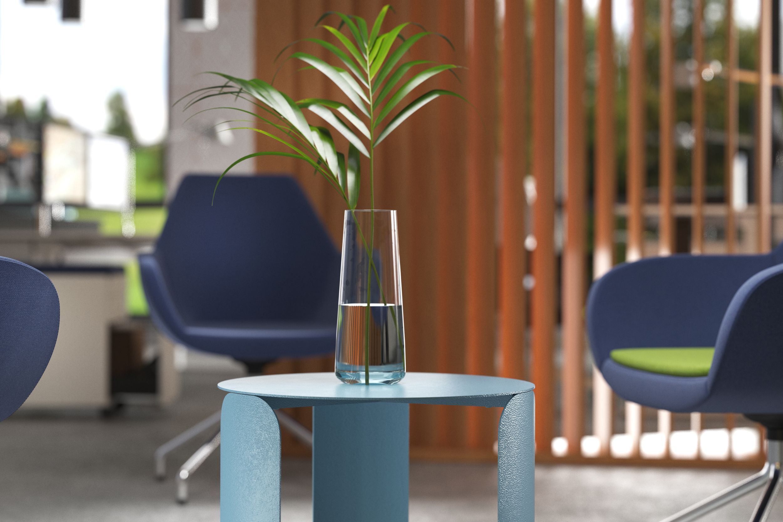 Table d'appoint Bebop bleu clair avec un vase en verre, fauteuils pivotants bleu foncé à l'arrière-plan