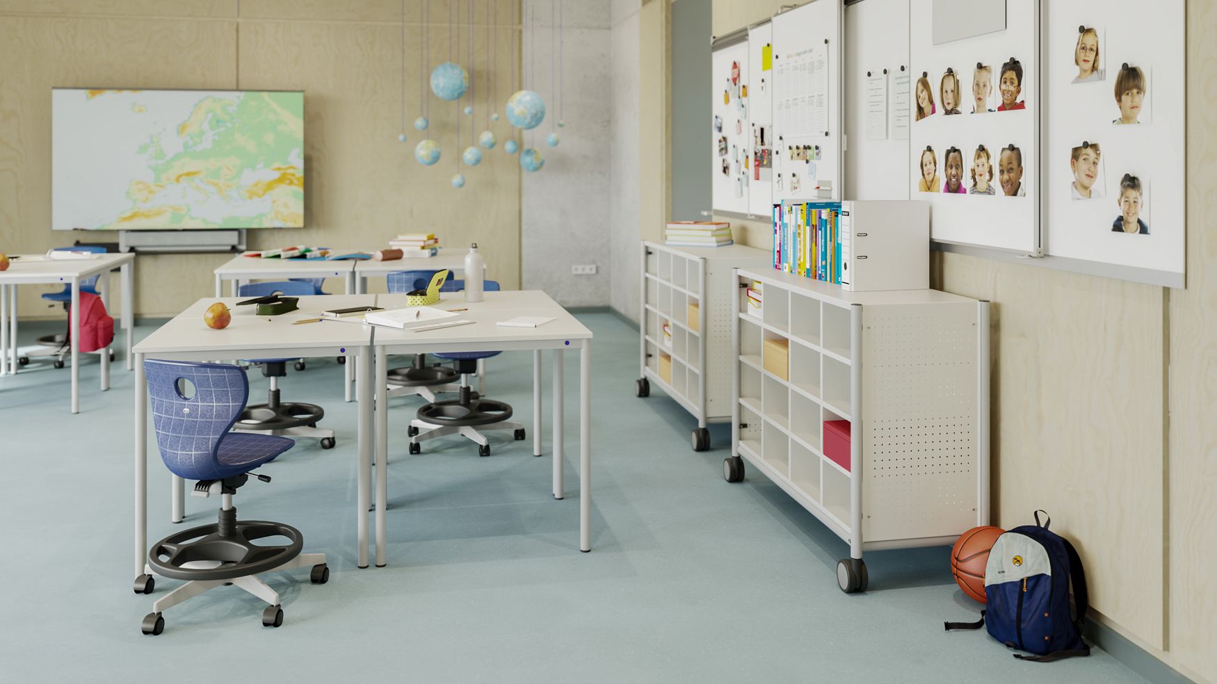 Klassenzimmer mit Freiform-Kufentischen und höhenverstellbaren Schülerdrehstühlen mit Fußkreuz für alle Altersgruppen