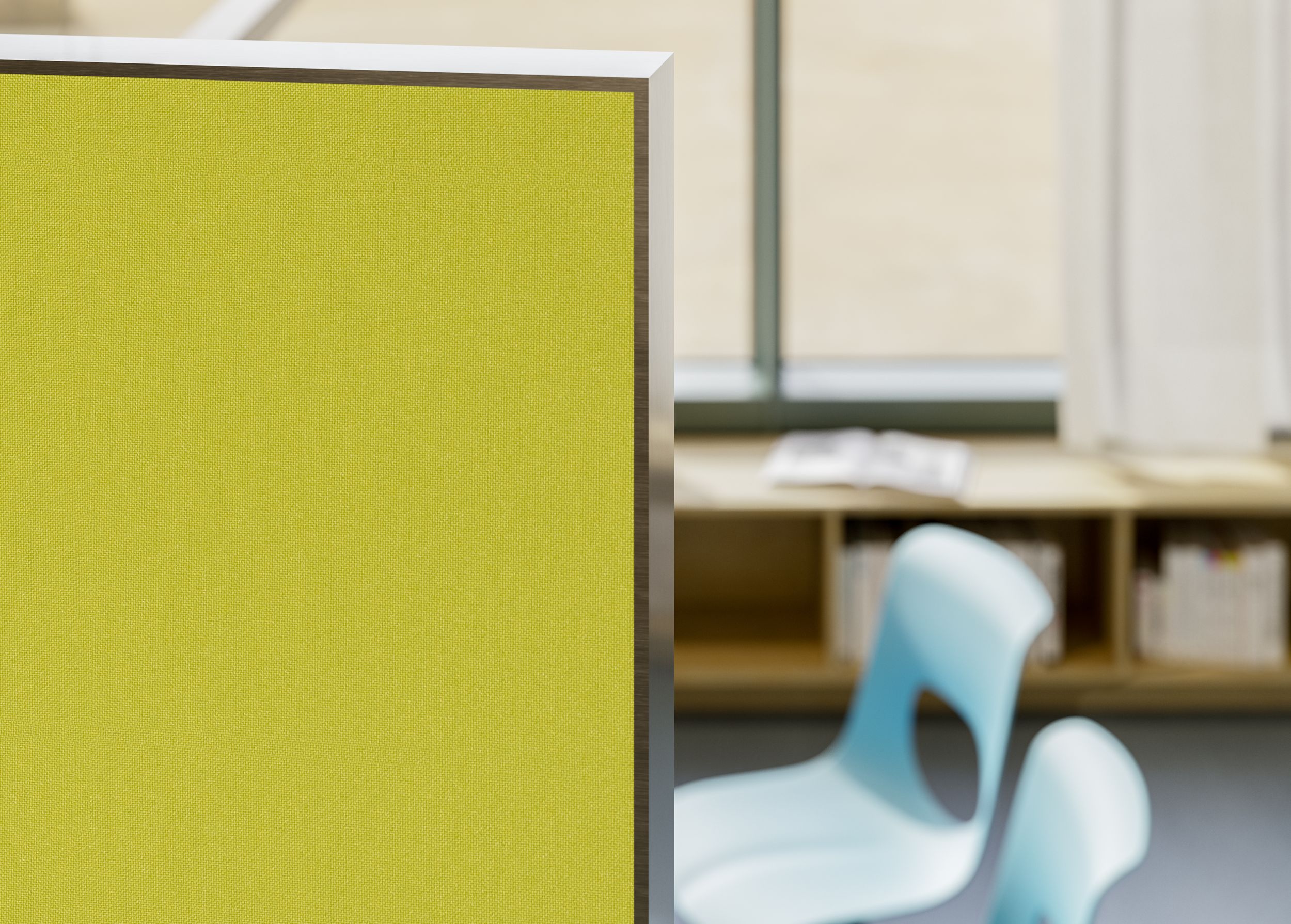 Gros plan sur un mur d'agilité jaune-vert, avec une salle de classe et des chaises floues en arrière-plan