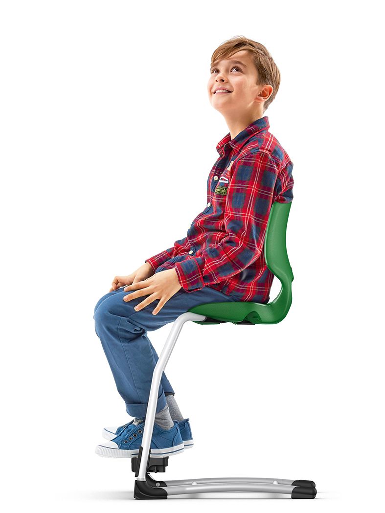 Ein Junge sitzt auf einem Schülerstuhl JUMPER Air Level mit verstellbarer Fußstütze