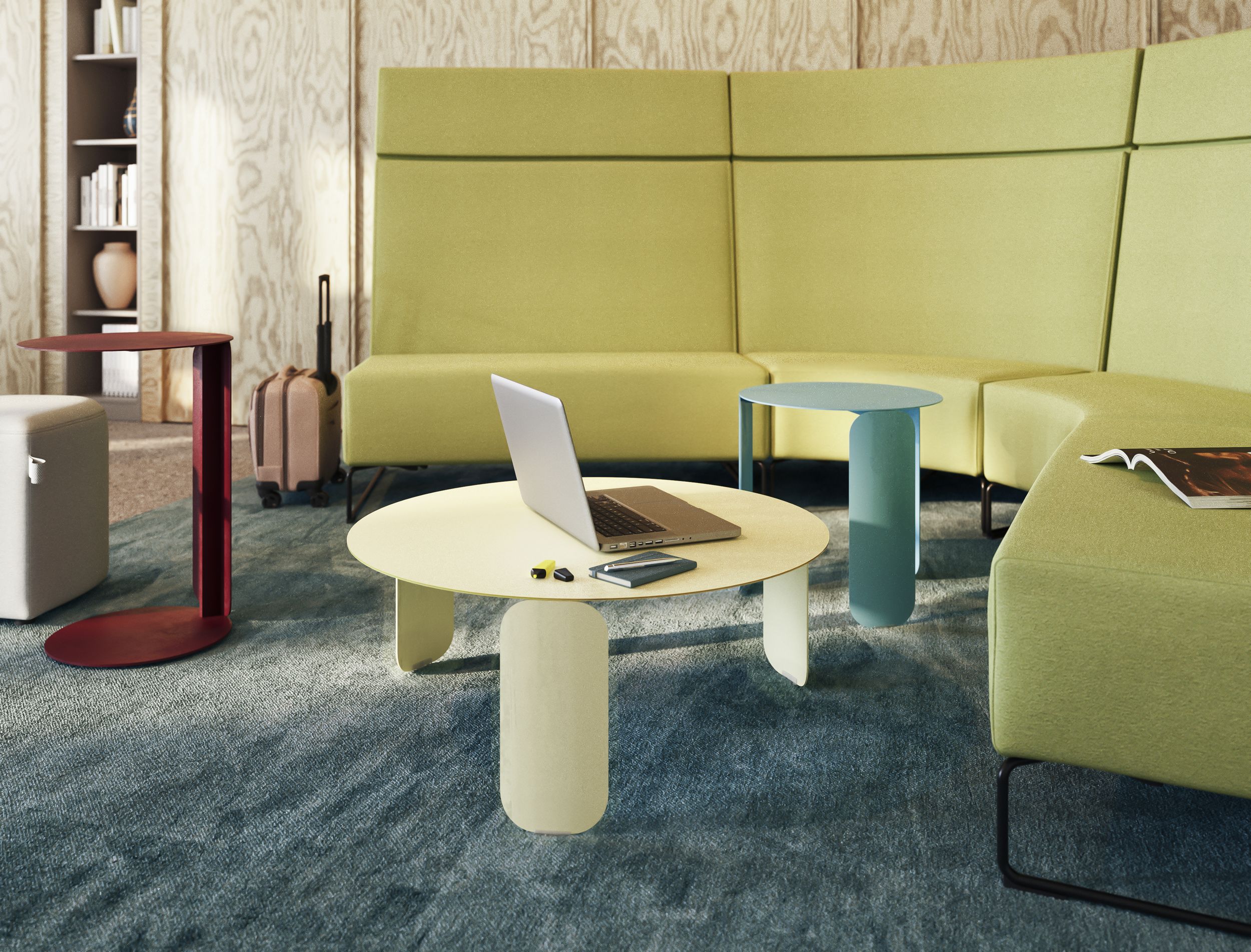 Tables Bebop devant un canapé HiBack vert de forme semi-circulaire de VS