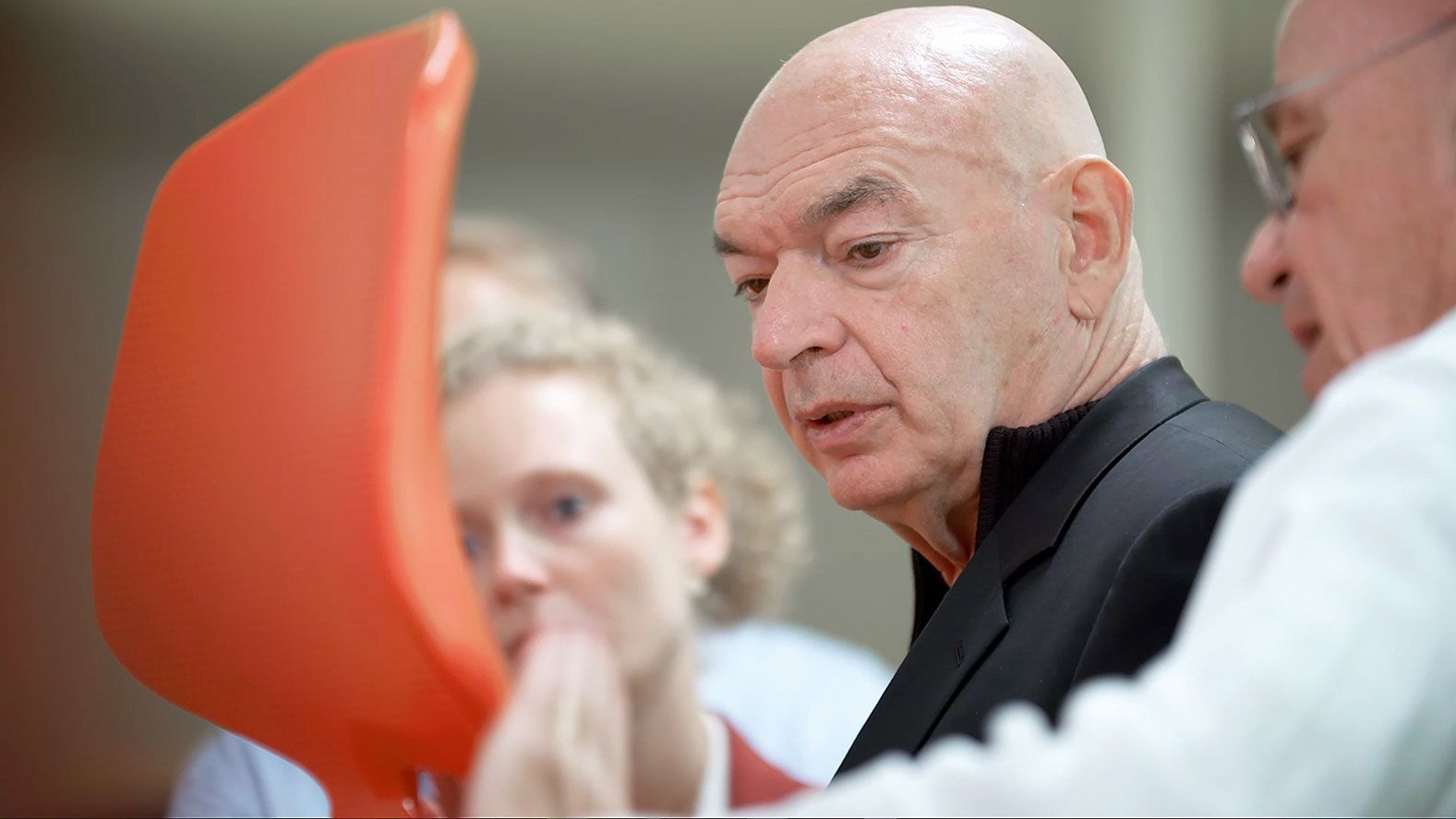 Jean Nouvel, architecte français prestigieux, avec lequel VS a développé la chaise scolaire et de bureau JUMPER.