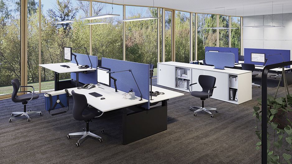 Tables de bureau Pareto réglables en hauteur avec voile et sacoche à outils suspendue eddy de VS