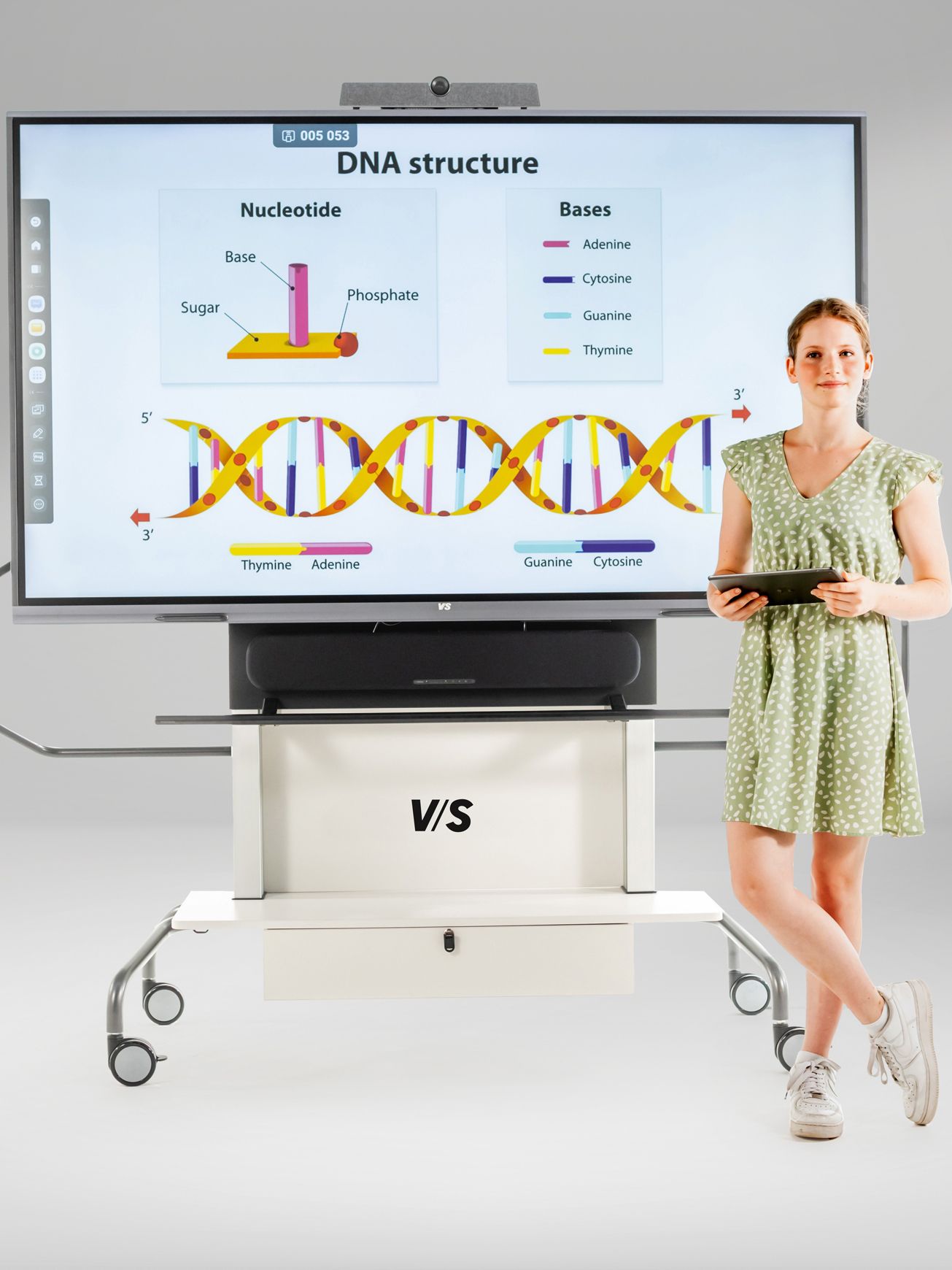 A student holds a presentation on the digital whiteboard InteractiveBasic by VS
