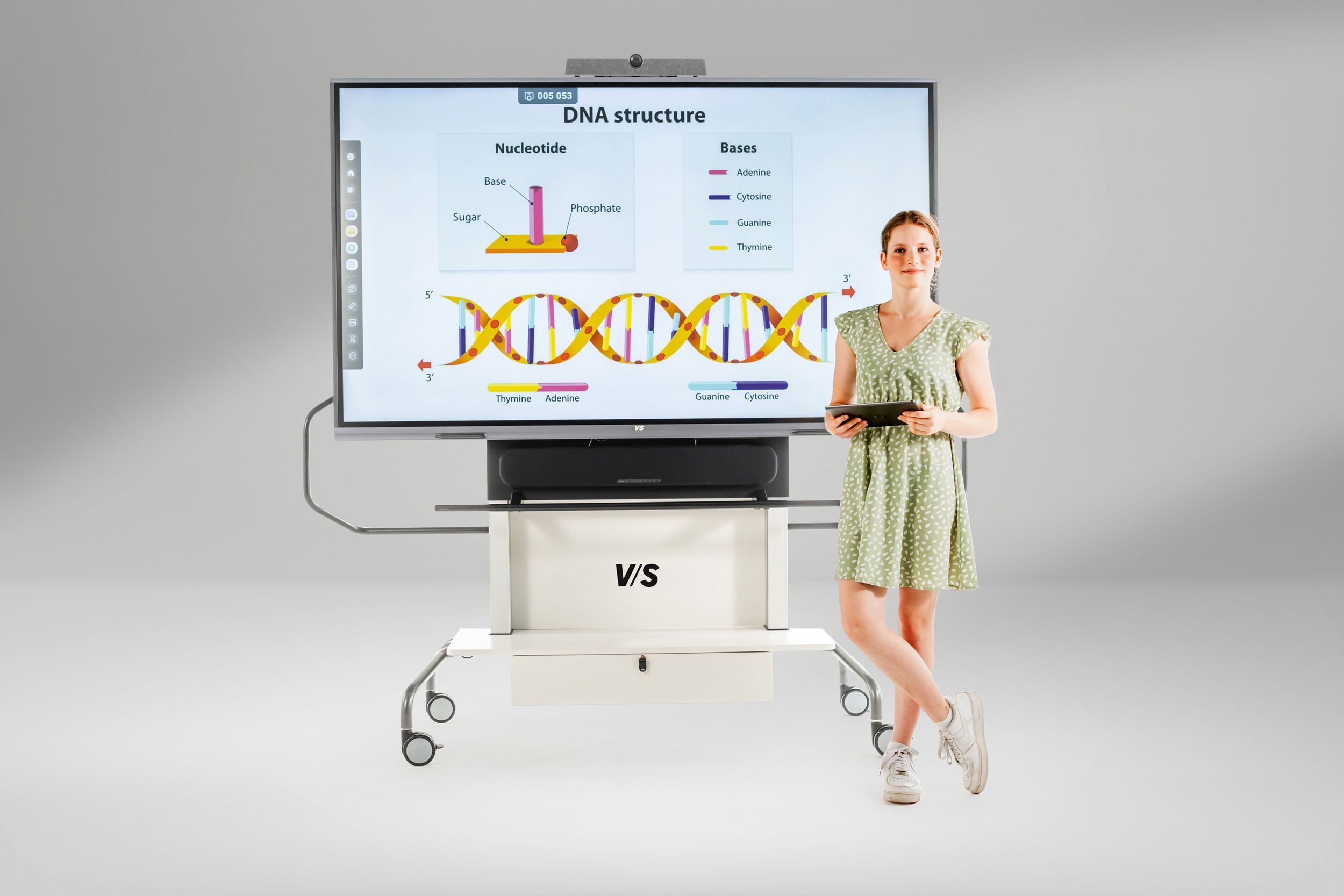 A student holds a presentation on the digital whiteboard InteractiveBasic by VS