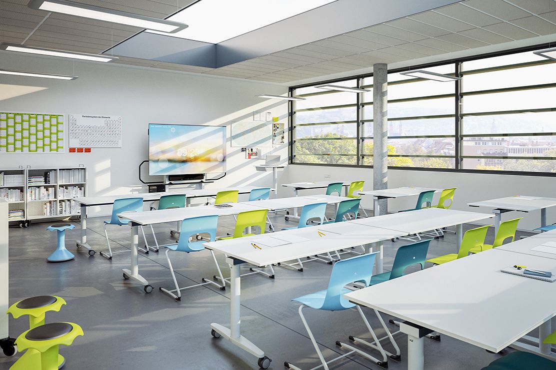 Ein Klassenzimmer mit Tischen und Stühlen.